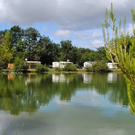 Spacieux Mobil-home 3 Avec Terrasse - Api-1-52-790 * Saint-Sornin (Charente-Maritime)