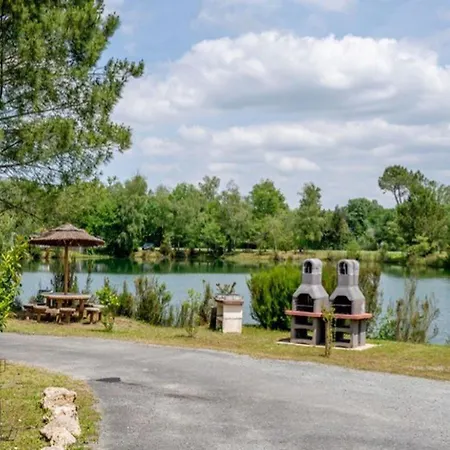 Spacieux Mobil-home 3 Avec Terrasse - Api-1-52-790 * Saint-Sornin (Charente-Maritime)