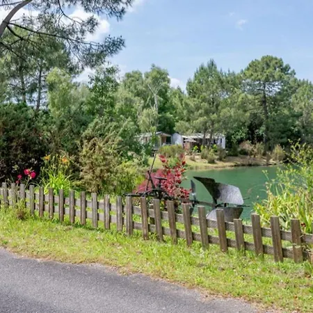 Camping Spacieux Mobil-home 3 Avec Terrasse - Api-1-52-790