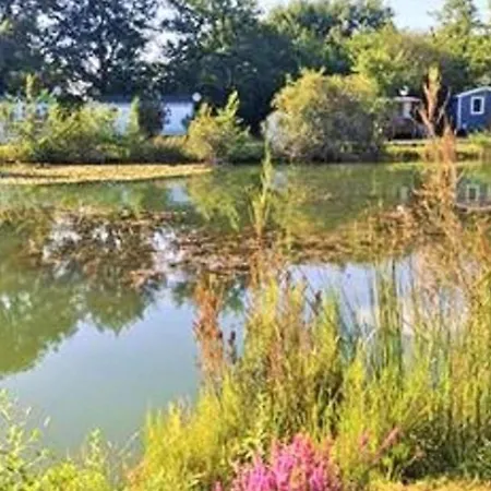 Spacieux Mobil-home 3 Avec Terrasse - Api-1-52-790 * Saint-Sornin (Charente-Maritime)